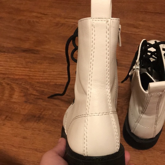 White boots - Picture 5 of 6